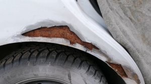 Как убрать рыжики на кузове авто, шпаклёвка и покраска из баллончика своими руками.