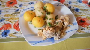 Минтай запеченный в рукаве с луком в сметанном соусе
