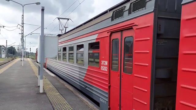 Электропоезд ЭТ2М 052 отправляется с Балтийского вокзала