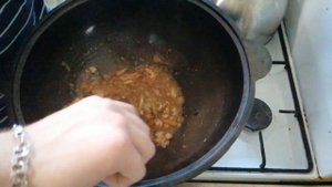 Картошка с тушенкой в казане.