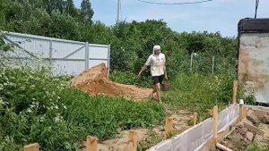 Обивка опалубки пленкой. Начало вязки арматуры. Площадка для машины.