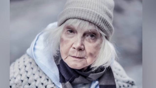 Директор  ресторана выставил вон БЕЗДОМНУЮ старуху но то что СДЕЛАЛ ОФИЦИАНТ  всех поразило 