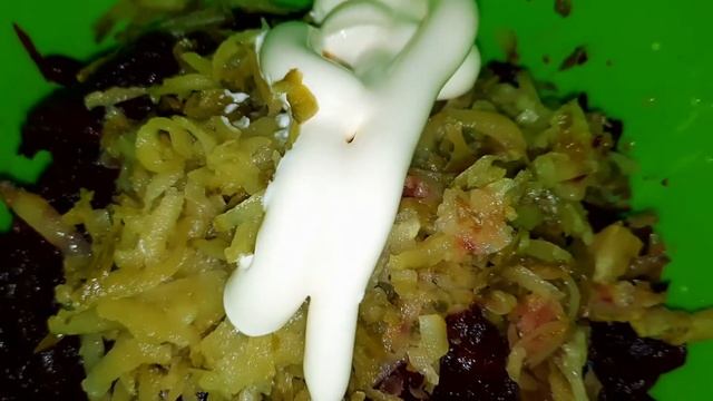 Свекольный салат с соленым огурцом ? смотреть онлайн