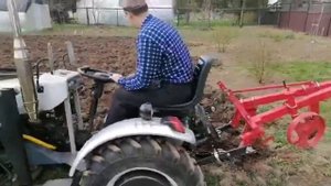 Вспышка земли двухкорпусный плугом на минитракторе Скаут Т-25