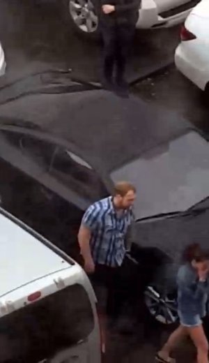 Пьяная ссора перешедшая в драку. мужчина против женщины