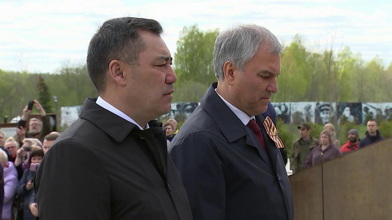 Во Ржеве президент Киргизии Садыр Жапаров принял участие в церемонии поминовения погибших воинов