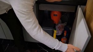 Кухня в тёмных тонах. Шкаф-витрина для посуды.