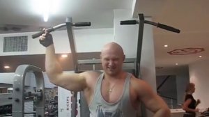 Подтягивания на одной руке. Бодибилдер отжигает! Ютуб видео прикол. Онлайн юмор.