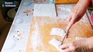 Слоёные пирожки с капустой.