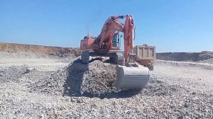 Погрузка самосвалов в карьере