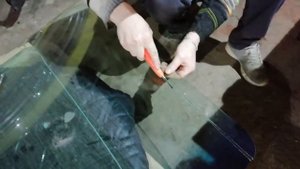 Как отрезать лобовое стекло