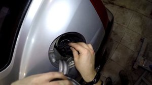 Снимаем крышку лючка бензобака Kia Sportage 2004-2008год