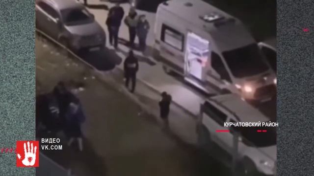 В жилом дворе Курчатовского района пьяный мужчина повздорил с компанией молодых людей смотреть онлайн