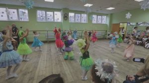 Новогодний танец с мандаринками (Боря).