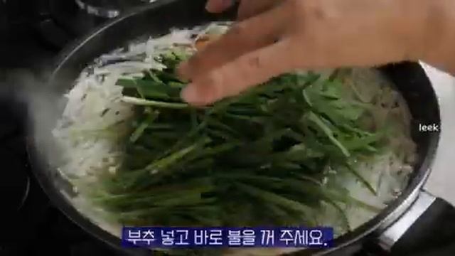 팽이버섯을 나물처럼 먹으면 맛있어요. / 팽이버섯부추무침 смотреть онлайн