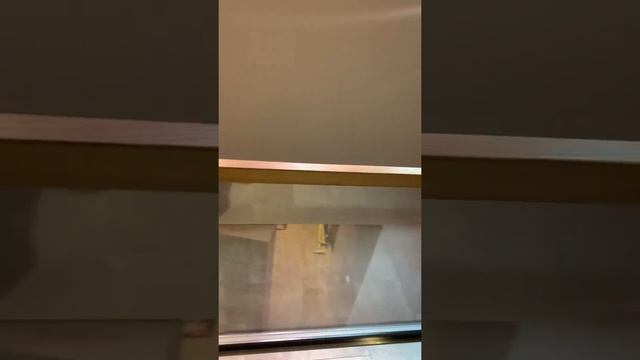 Консольная лестница и ограждения второго света из стекла в несущем профиле