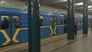 Вагон метро 81-717 и Ема 502 на станции Нивки