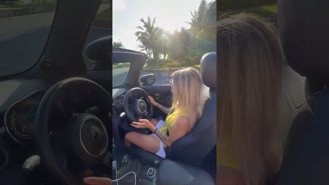 Муж подарил мне Mini Cooper ?️ устроила ей тест драйв на пляже #семейныйвлог #minicooper #тестдрайв
