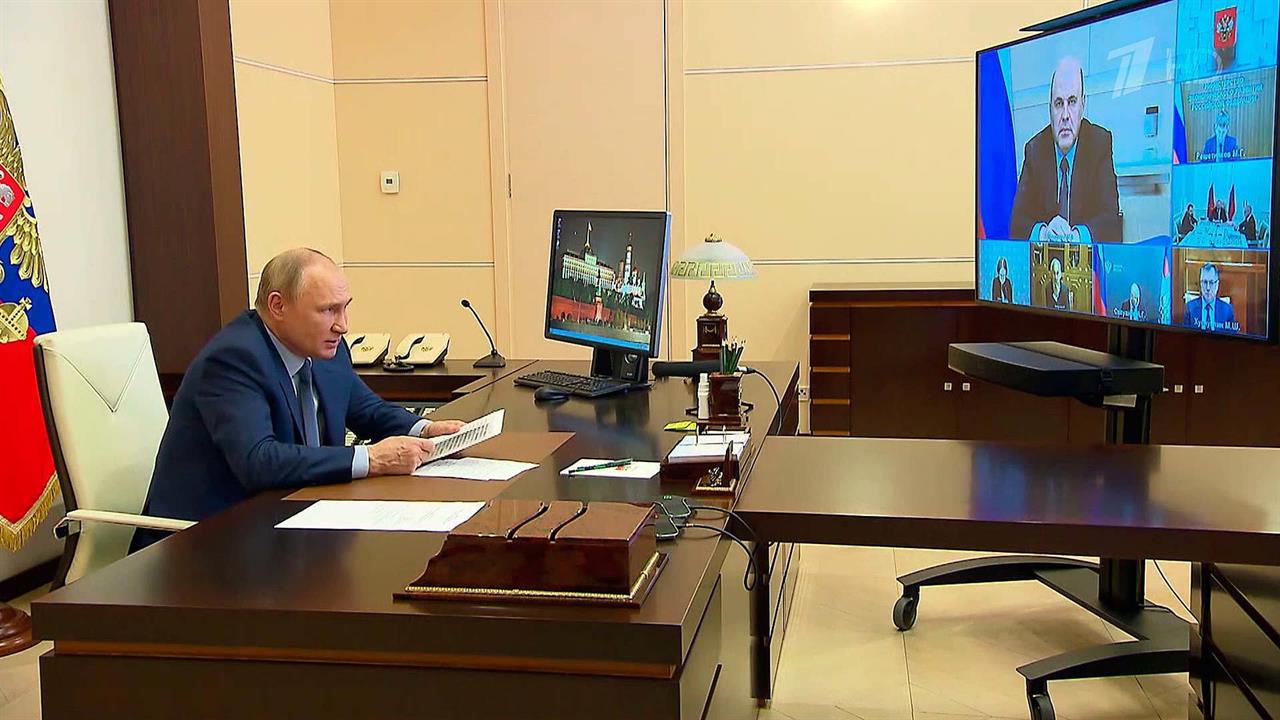 Владимир Путин в режиме видеоконференции проводит совещание по экономическим вопросам