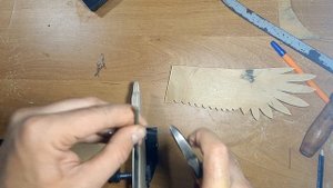 Подвижная птица. Поделка из дерева своими руками./ Flying mobile bird.