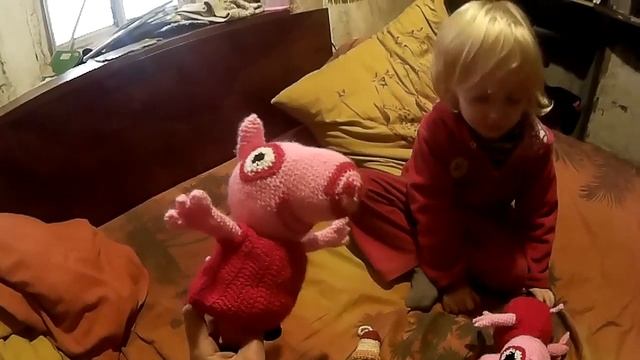 Обзор мягкой вязанной крючком игрушки Свинка Пеппа смотреть онлайн