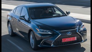Lexus ES 2019 года - лучший автомобиль класса люкс среднего размера - ES 300h.