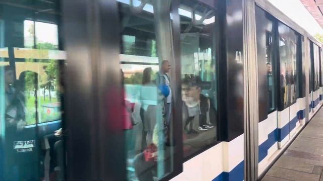 Монорельс прибывает на станцию Выставочный центр ( маршрут 2) следует до остановки Тимирязевская смотреть онлайн