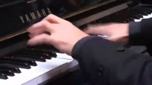 Профессиональный пианист играет на улице