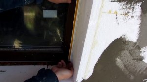 Проект "Мокрый фасад - секреты монтажа" - этап 12 монтаж планки примыкания к оконной раме.