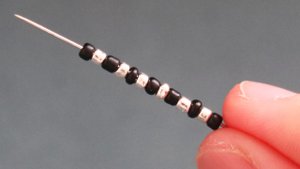 Браслет из бисера с кошечкой