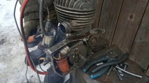 Двигатель Д-8 от мопеда рига запуск в снятом состоянии после 8 лет простоя с полным двигателем воды.