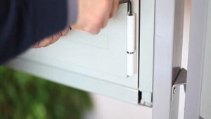 Установка поворотно-откидной фурнитуры Fapim Galicube для алюминиевых окон