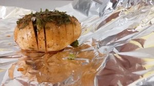 Картофель запечённый в духовке с чесноком и зелёнью/Oven baked potatoes with garlic and herbs