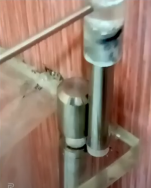 Угловая полка в вану.