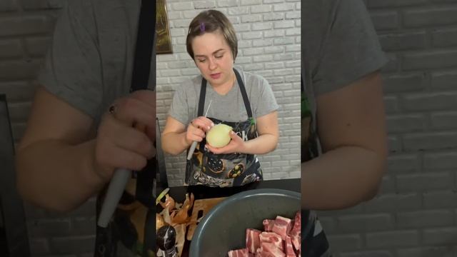 Маринуем свиную шею. Строго не судите. Мясо ? охлаждёно-замороженное дений#шашлык #шашлыкизсвинины