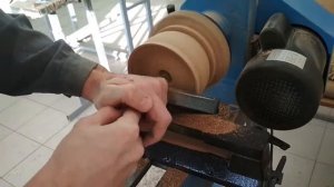 Точение сахарницы из вяза.