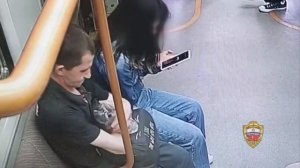Полицейские столичного метро задержали подозреваемого в краже телефона у пассажирки