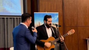 Валичон Азизов бо сарояндаи Эрон Огои Муктадо Модарам бо садои зинда