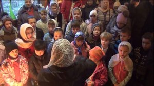 Детский хор  поет на Божественной Литургии в Храме святых равноапостольных Константина и Елены.