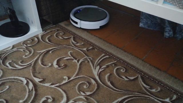 Робот-пылесос ILIFE V50 на ковре. Мини обзор. смотреть онлайн