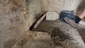 Заделываю шов между стеной и полом подвала