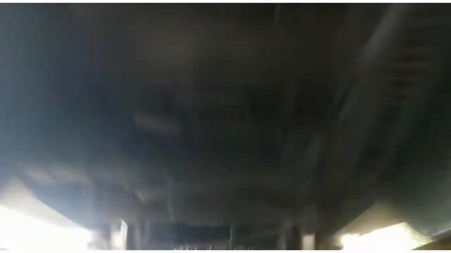 Съемка под поездом между рельсами. Движущийся пассажирский состав Москва - Адлер. Станция Солоники