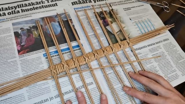 Коробка для специй из газетных трубочек. Плетем прямоугольное дно. Часть 1.