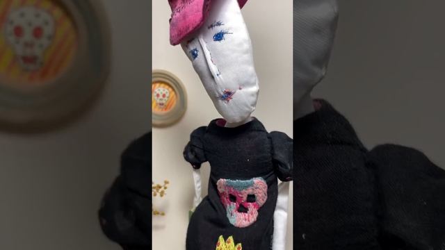 Куклы ручной работы.Девочка в шляпе.Беспорядок на рабочем столе.Handmade doll.Clutter on the deskto