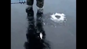 Провалился под лед смешно и печально! Как тонут люди и автомобили тонкий лед 18