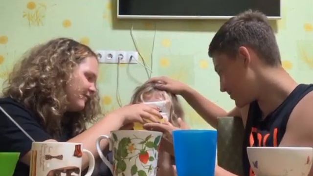 Угадываем еду с закрытыми глазами челендж ?***ОТРАВИЛАСЬ МЫЛОМ*** смотреть онлайн