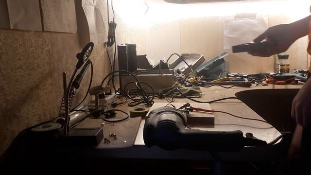 Эксперимент.Генератор переменного напряжения из бесколлекторного мотора и дрели?