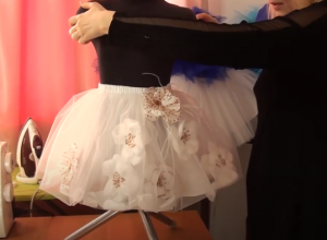 Как сделать Сказочную Юбку из Фатина_ Как наносить глиттер_ Как делать цветы из ткани_.mp4