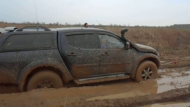 Mitsubishi L200, трактор и даже лодка )