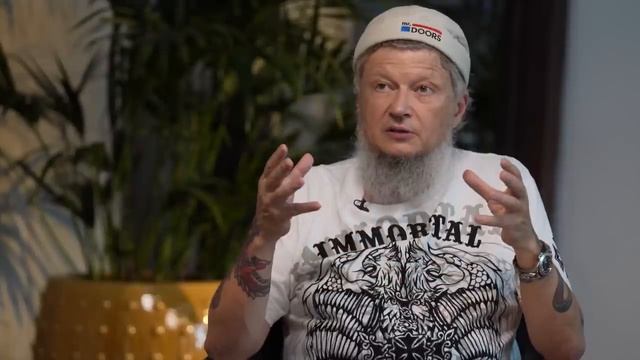 Три дня в сумраке, карьера клоуна и опыт кризисов. Глава Mr. Doors для Forbes Talk смотреть онлайн